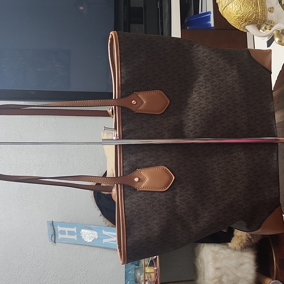 Micheal Kors Eva Leather Tote W/Pouch EUC - Picture 8 of 16